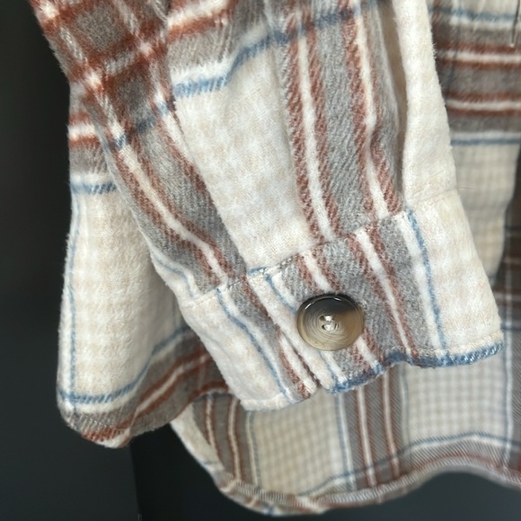 NWOT Timing Plaid Button Down Flannel Shacket Women's Size Large White Blue Tan - Picture 7 of 8